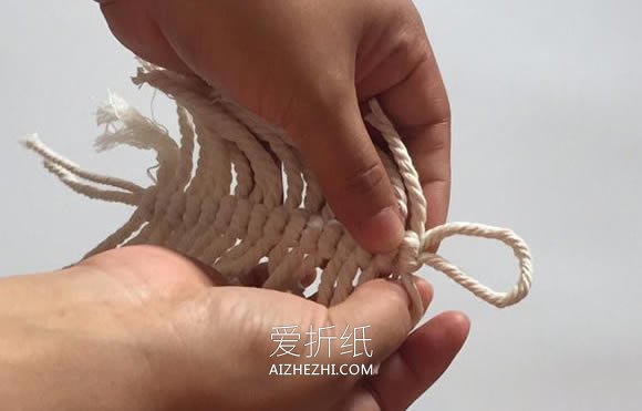 怎么用棉线打结做羽毛挂饰的方法图解- www.aizhezhi.com