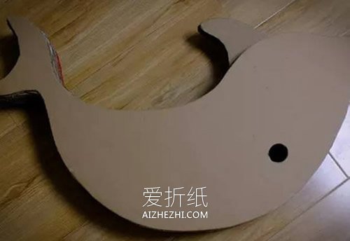 怎么用硬纸板做海豚木马玩具的方法图解- www.aizhezhi.com