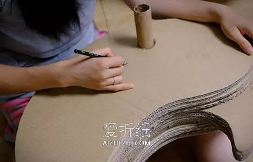 怎么用硬纸板做海豚木马玩具的方法图解- www.aizhezhi.com