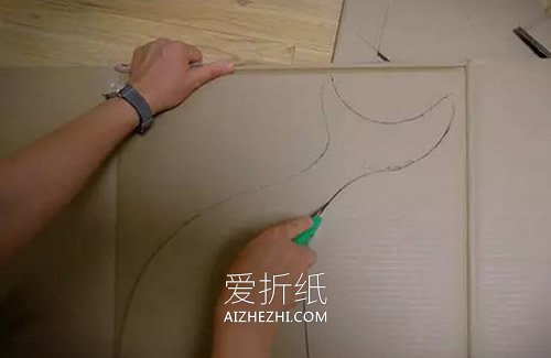 怎么用硬纸板做海豚木马玩具的方法图解- www.aizhezhi.com