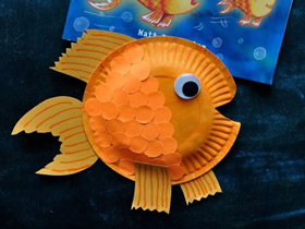 怎么用纸盘简单做可爱金鱼的方法图解