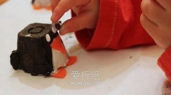 怎么用鸡蛋盒手工做企鹅- www.aizhezhi.com