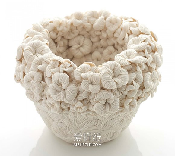 以花草植物形象堆迭出的白色瓷器作品图片- www.aizhezhi.com