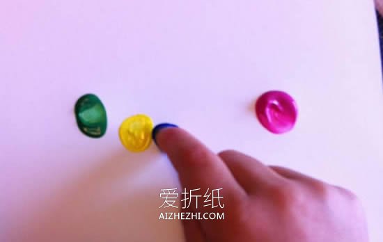 手指画毛毛虫感恩卡- www.aizhezhi.com